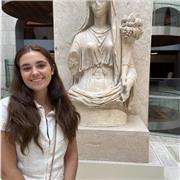 Profesora con más de un año de experiencia, imparte clases de inglés, francés, lengua y literatura y matemáticas (sociales).